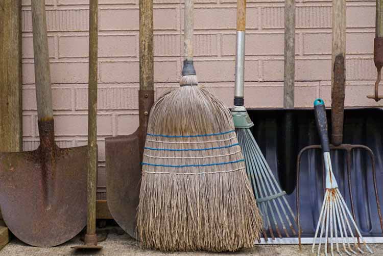 Keeping the garden tools away from rusting