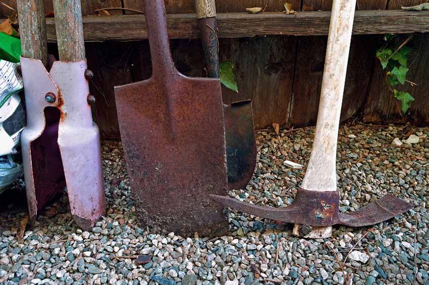 Best way to clean rusty garden tools