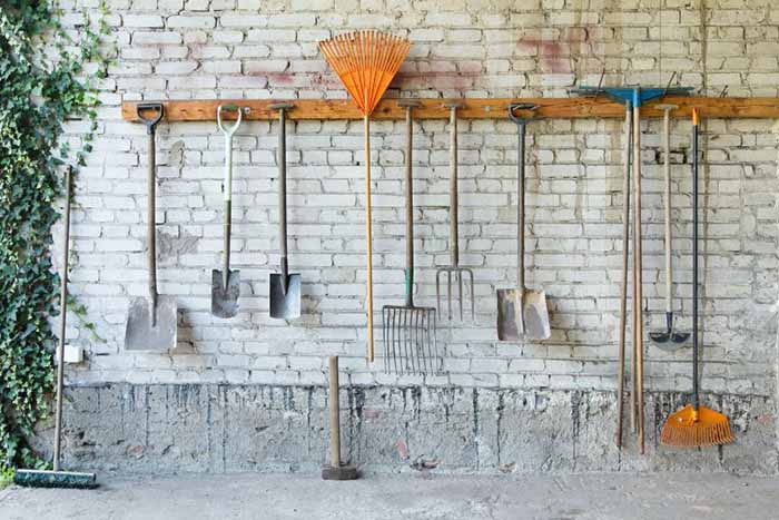 Necessity of cleaning garden tools regularly